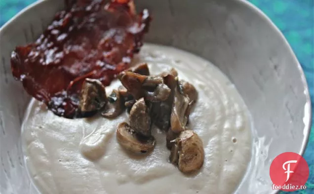 Supă de conopidă afumată cu ciuperci sălbatice și chipsuri de șuncă