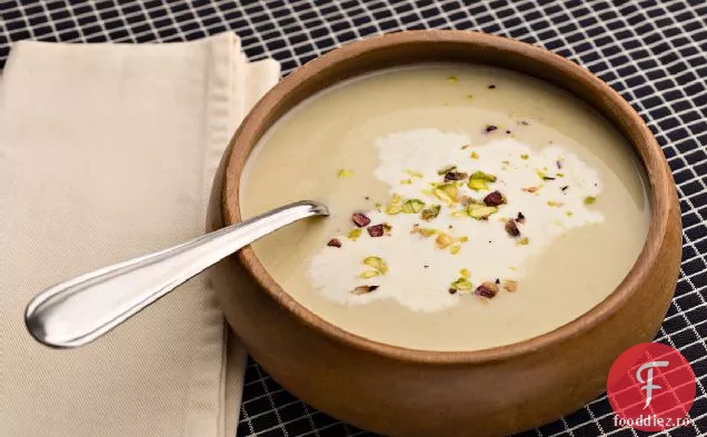 Supă cremoasă de rădăcină de țelină cu fistic