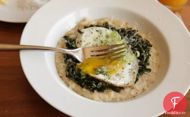Brânză piure de fasole albă cu Kale, parmezan și un ou prăjit