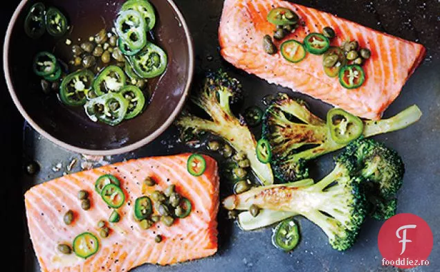 Friptură de somon și Broccoli cu Chile-Vinaigrette Caper