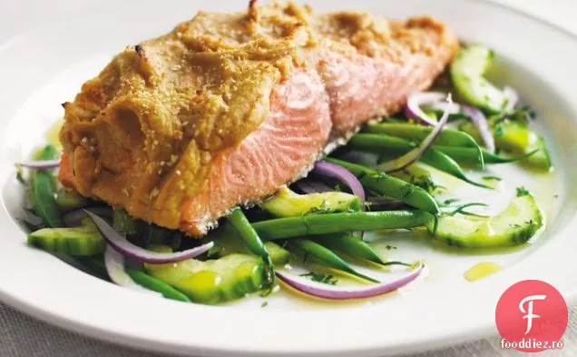 Somon rege sălbatic din Alaska cu crustă de Hummus peste un pat de fasole franceză, ceapă roșie și salată de castraveți cu ulei de lămâie