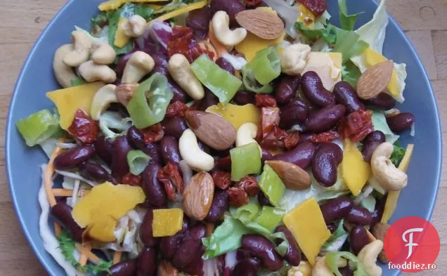 Salată picantă cu fasole, Cheddar și nuci