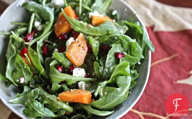 Salată de curmale și rucola cu semințe de rodie, mentă și Feta