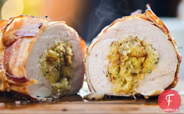 Piept De Curcan Învelit Cu Slănină Cu Umplutură De Pâine De Porumb