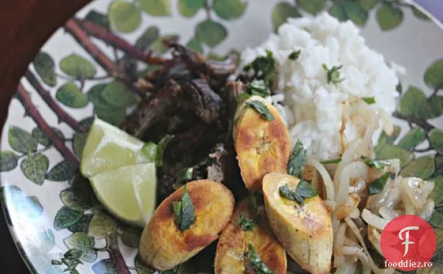 Carne de vită cubaneză crocantă, mărunțită, cu ceapă prăjită și Pătlagine