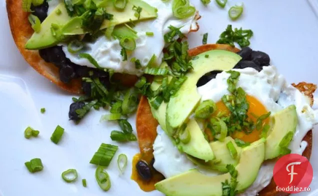 Tostadas de fasole neagră, Avocado și ouă
