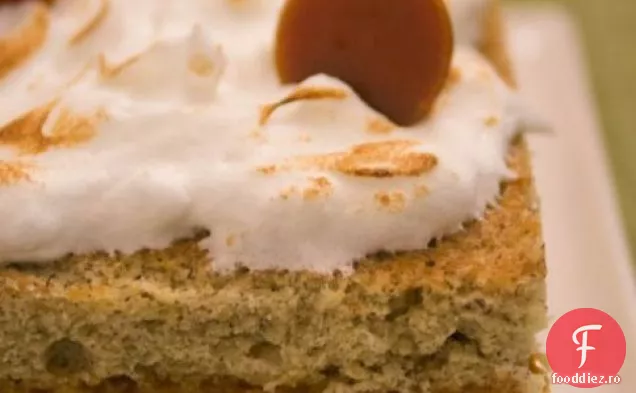 Tort cu banane cu Caramel din fructul pasiunii și bezea de cocos