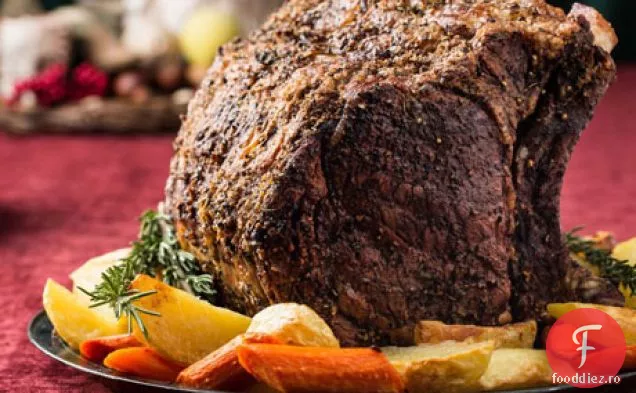 Friptură de coastă de vită cu crustă de ierburi cu cartofi, morcovi și Pinot Noir Jus