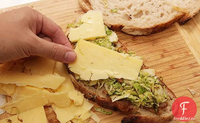 Sandvișuri Cu Brânză La Grătar Cu Varză De Bruxelles