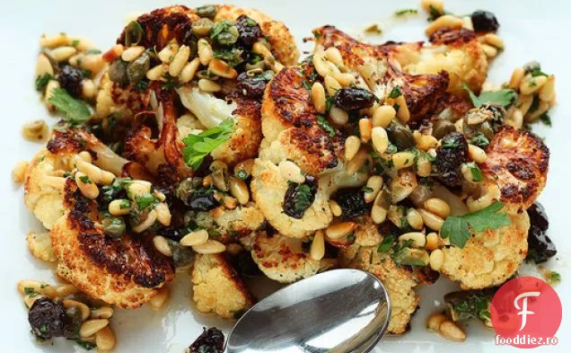 Conopidă prăjită cu vinaigretă de nuci de pin, stafide și capere