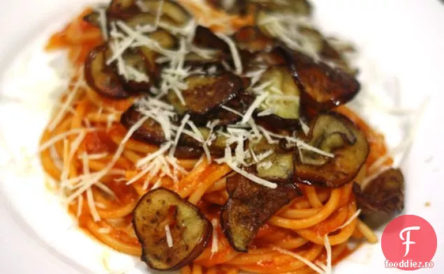 Spaghete cu sos de roșii și vinete prăjite