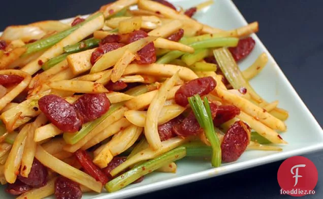 Fenicul picant, țelină și rădăcină de țelină cu cârnați chinezi