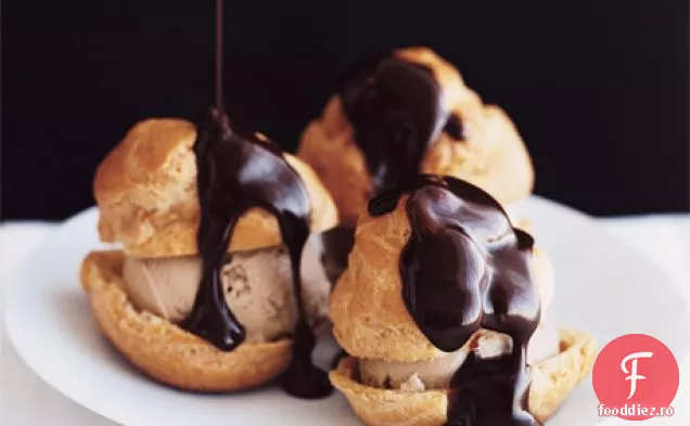 Profiterole cu înghețată de cafea