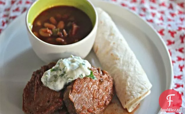 Carne de vită mexicană cu aragaz lent cu cremă de var și fasole Pinto