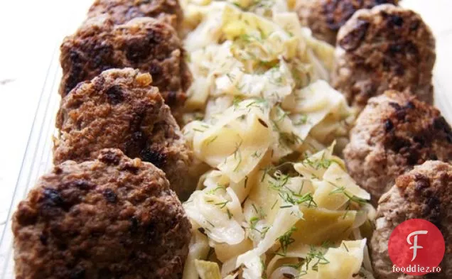 Chiftele de cârnați de porc cu varză fiartă și mere