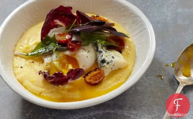 Mămăligă cu salată de iarnă, ou Pocat și brânză albastră de la ' Feast