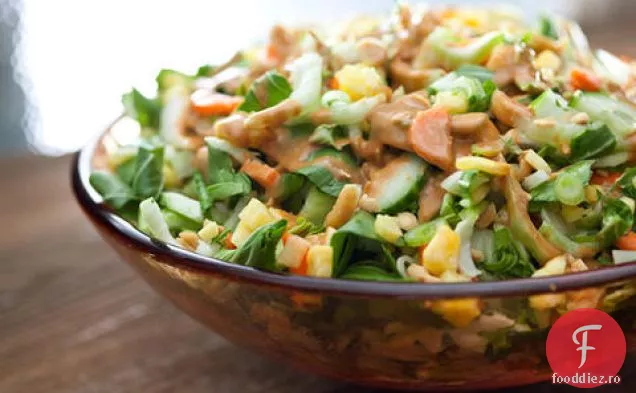 Bok Choy și salată de ananas cu sos de arahide