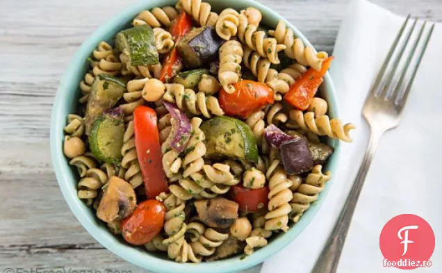Salată caldă de Paste cu legume prăjite și vinetă Pesto