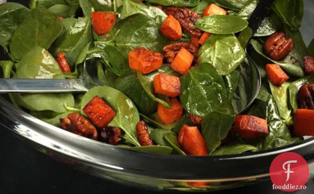 Salată caldă de spanac cu nuci pecan afumate și cartofi dulci