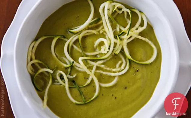 Supă cremoasă de dovlecei și busuioc