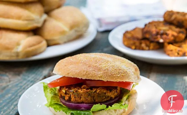 Burgeri de cartofi dulci și fasole neagră de inspirație africană