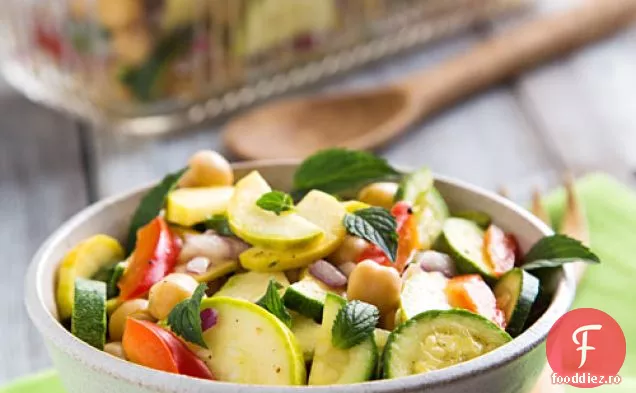 Salată marinată de dovlecei și năut