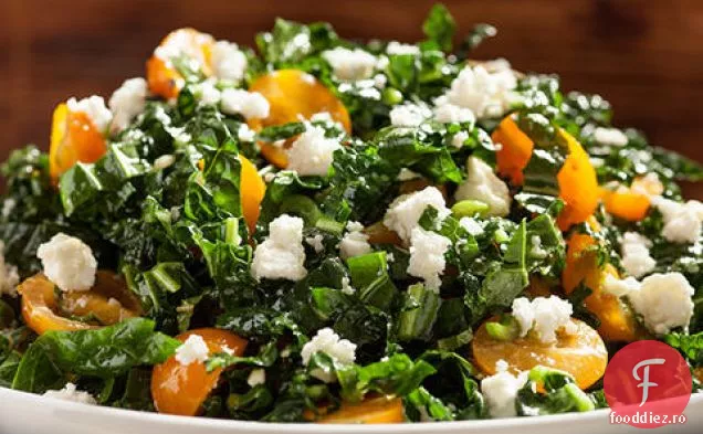 Salată de varză mărunțită, roșii, Feta și mentă