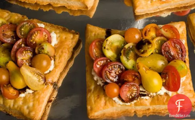 Tartă de patiserie cu puf de roșii și brânză proaspătă