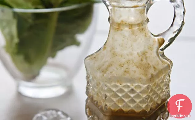 Salată picantă de mere-nuci cu pansament Balsamic-stafide fără grăsimi