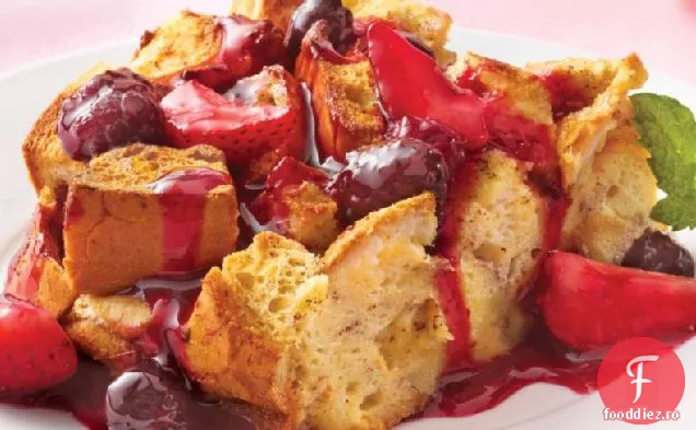 Pâine prăjită franceză peste noapte se coace cu Topping de fructe de pădure