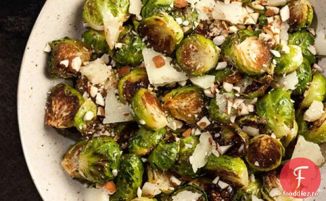 Varză de Bruxelles prăjită cu migdale și Pecorino