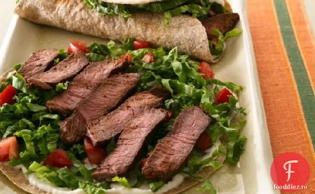 Împachetări cu carne de vită, salată și roșii
