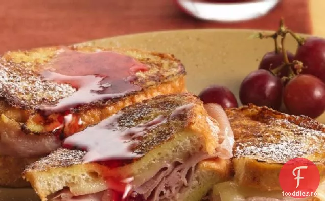 Monte Cristo pâine prăjită franceză umplută cu sirop de căpșuni