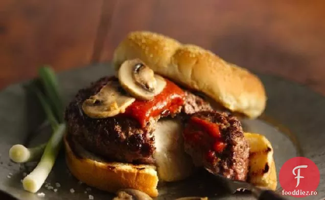 Burgeri De Pizza Cu Ciuperci Umplute Cu Mozzarella