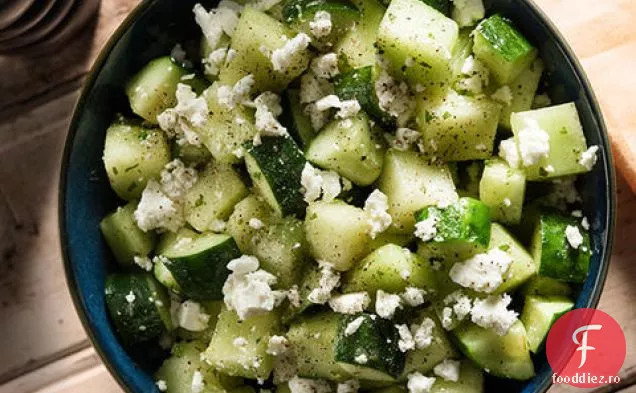 Salată de pepene galben și castraveți cu Feta, piper negru și mentă