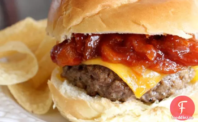 Burger Cheddar Steakhouse cu sos cald de Bacon BBQ