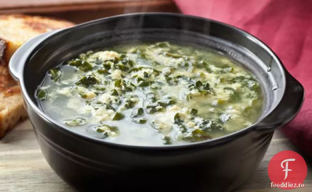 Supă de picătură de ouă de Kale și parmezan (Stracciatella)