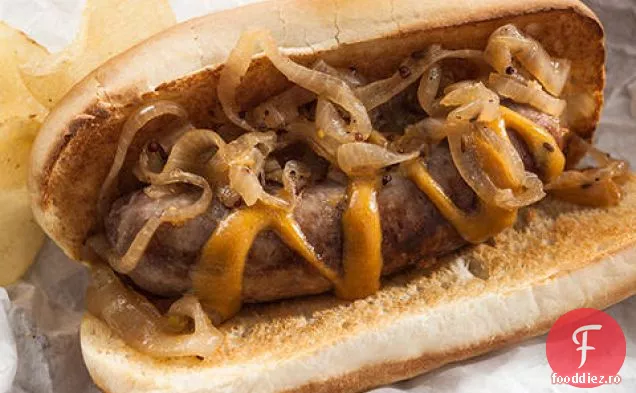 Bratwursts fiert cu bere cu ceapă