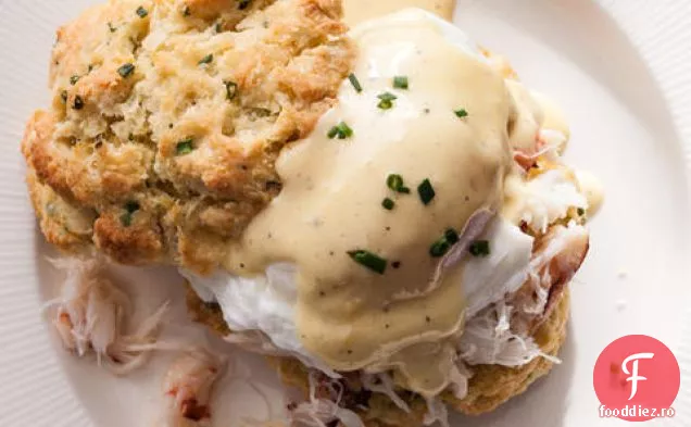 Crab Benedict pe biscuiți cu lămâie-arpagic