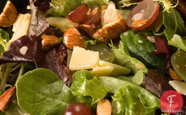 Salată de verdeață mixtă de struguri și migdale