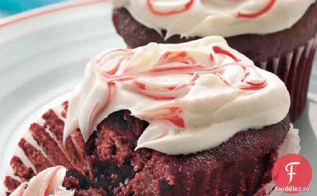 Cupcakes din catifea roșie cu glazură de brânză cremă