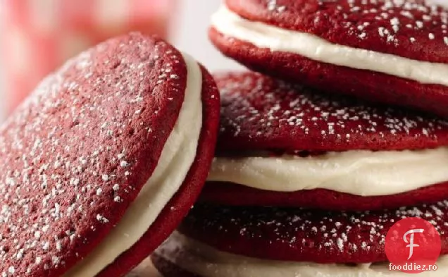 Plăcinte Whoopie din catifea roșie cu umplutură de cremă de brânză