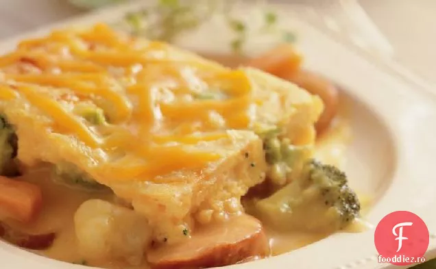 Caserolă de cârnați afumați cu pâine de porumb brânză