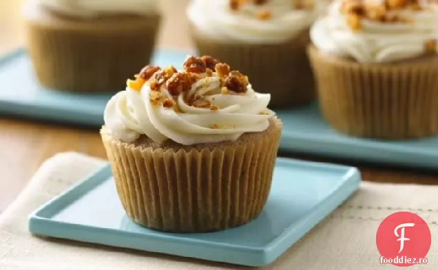 Cupcakes cu condimente de mere fără Gluten, cu glazură de brânză cremă de arțar și nuci confiate