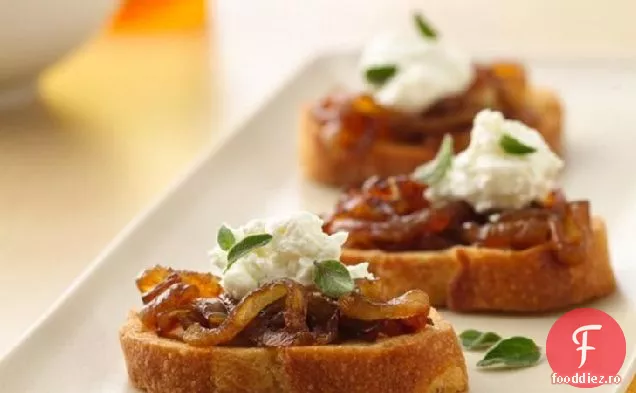 Crostini cu ceapă caramelizată și brânză de capră