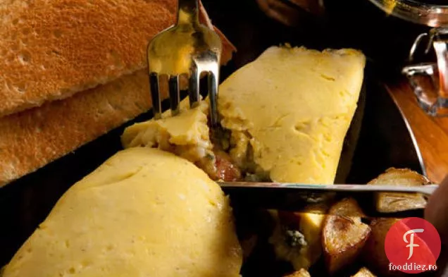 Omletă cu slănină, măr și brânză albastră