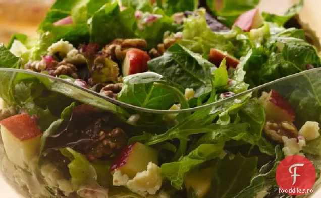 Salată de mere, brânză și nuci prăjite
