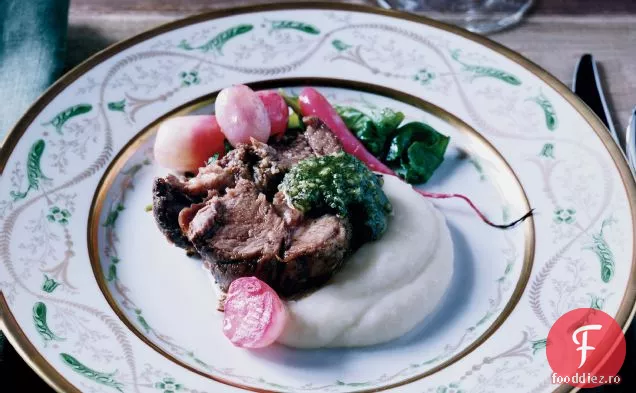 Umăr de miel prăjit lent cu Pesto de migdale-mentă