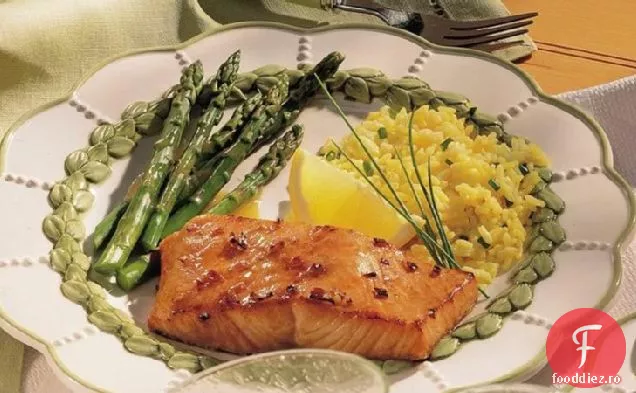 Somon la grătar cu marinată de miere-soia