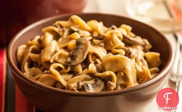 Stroganoff de vită cu o oală cu tăiței de ou
